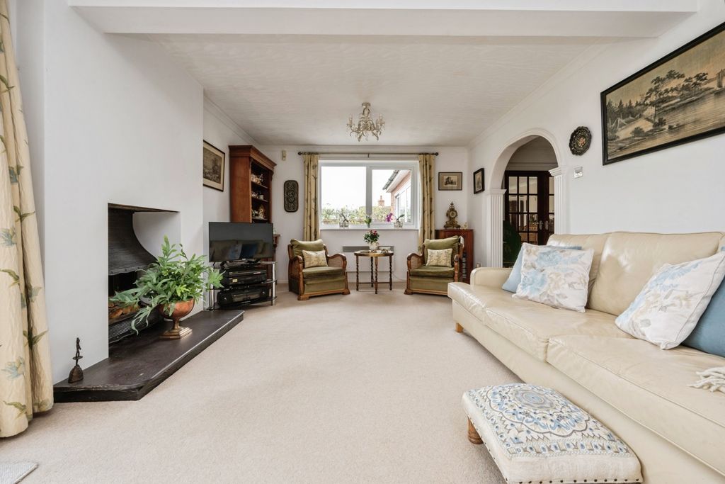 Property photo 3 of 31 Lounge