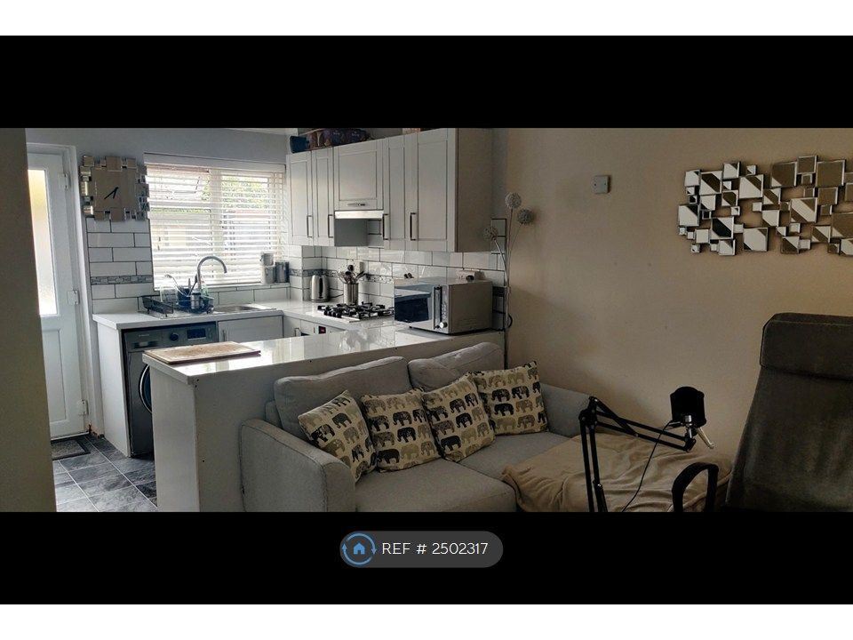 Property photo 2 of 5 Living Room/Kitchen