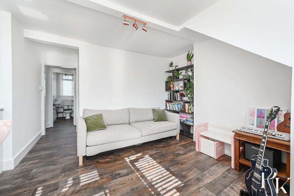 Property photo 3 of 13 Flt4 , 24 Westbourne Gardens (10).Jpg