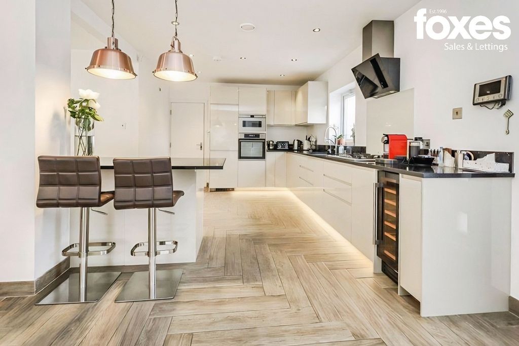 Property photo 2 of 31 4700463