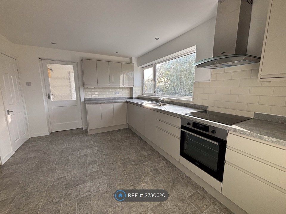 Property photo 3 of 28 Kitchen