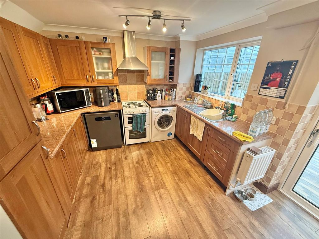 Property photo 3 of 10 Kitchen Diner