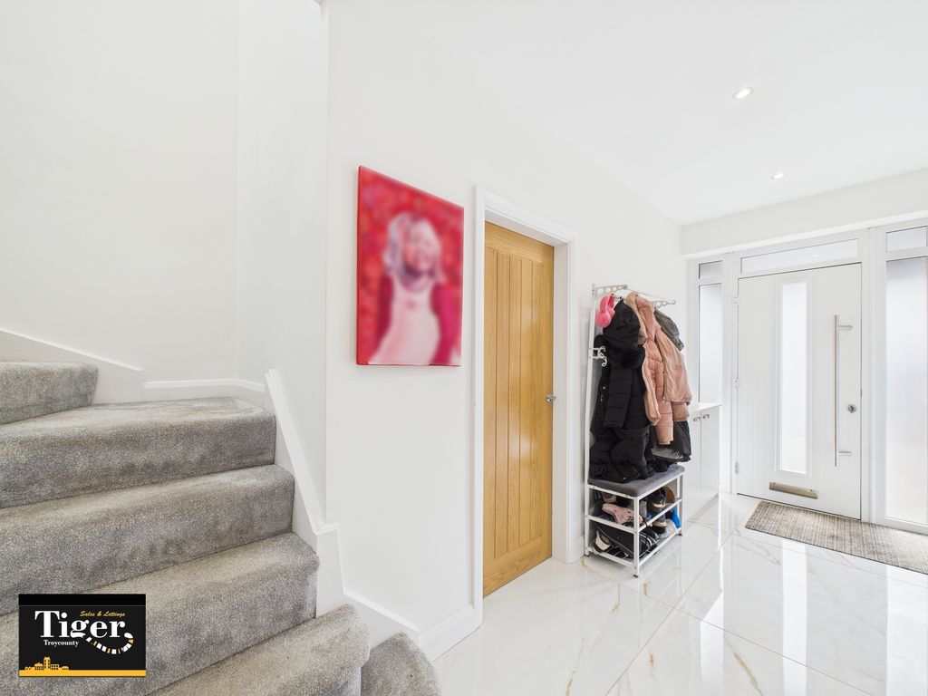 Property photo 3 of 40 Cam02176G0-Pr0559-Still020