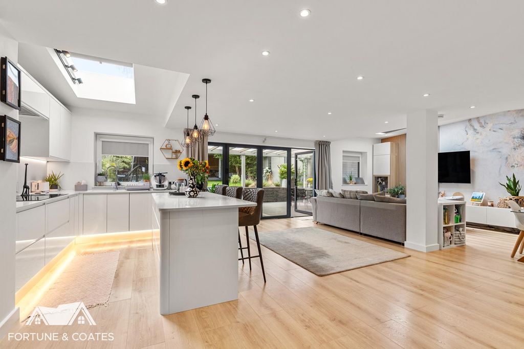 Property photo 2 of 34 Fullersmead_19.Jpg