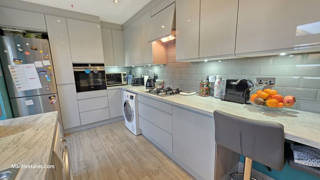 Property photo 1 of 28 4 Double Bedroom Semi-Detached House For Sale On Longmore Avenue, East Barnet En4