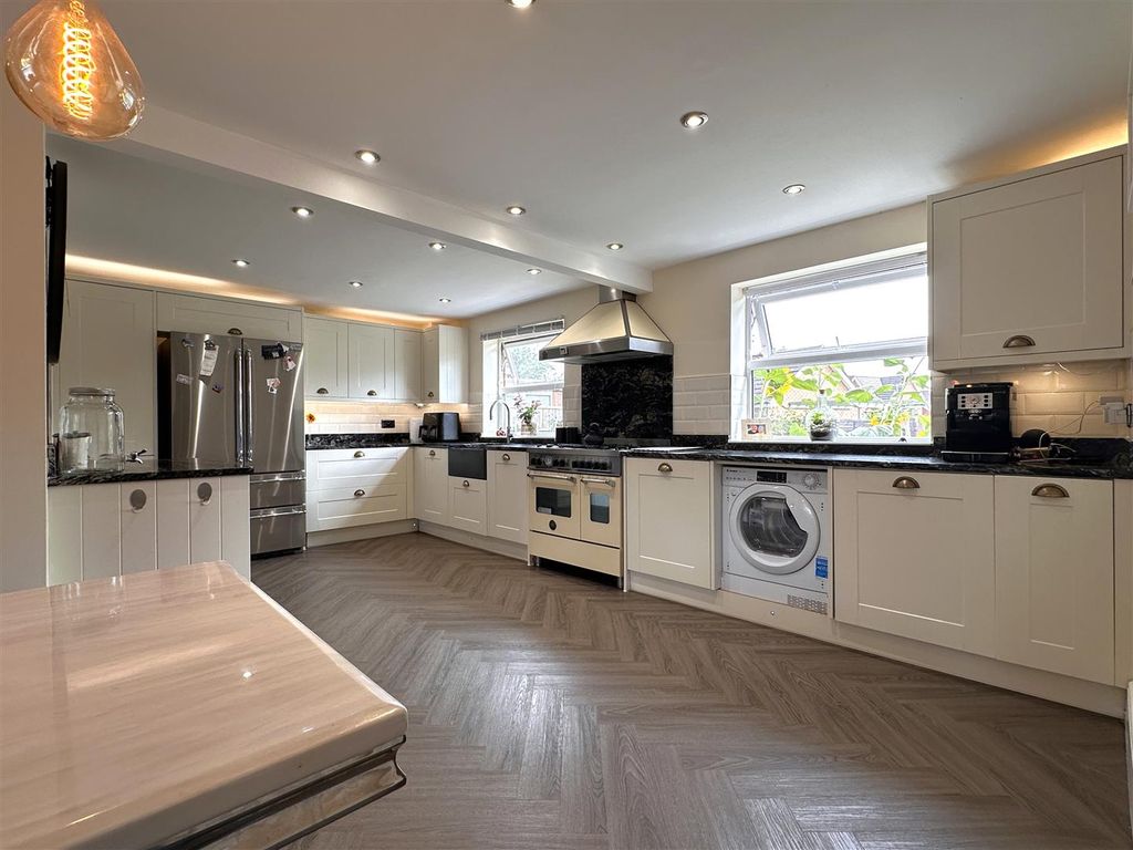 Property photo 2 of 24 Spacious Modern Kitchen 021