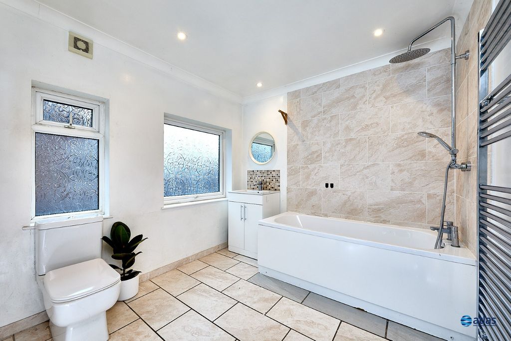 Property photo 3 of 23 Bathroom