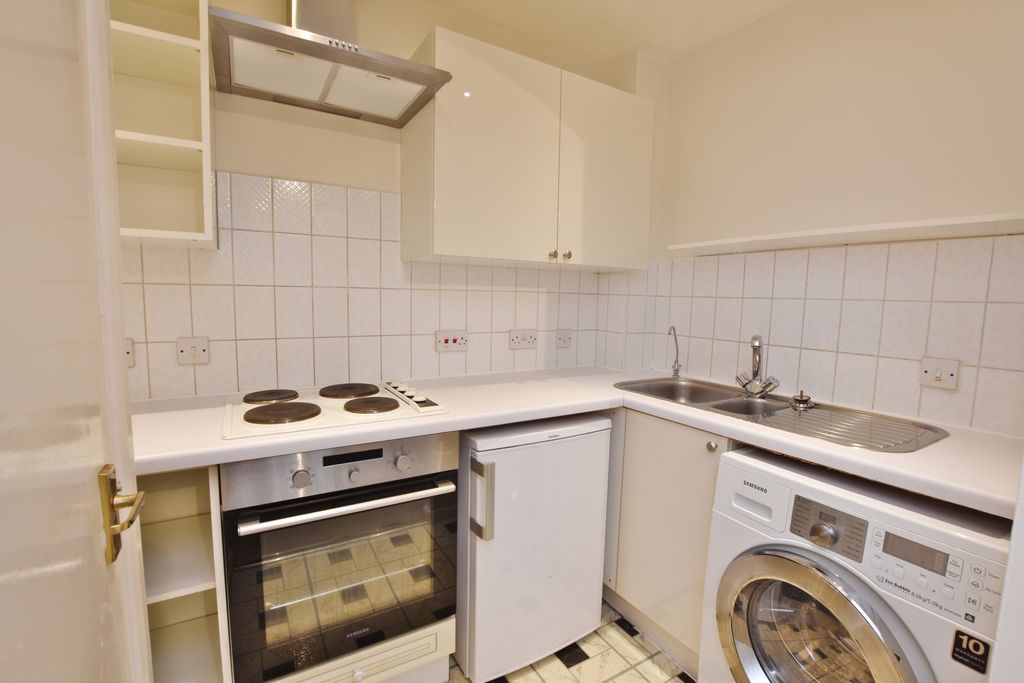 Property photo 2 of 6 Kitchen