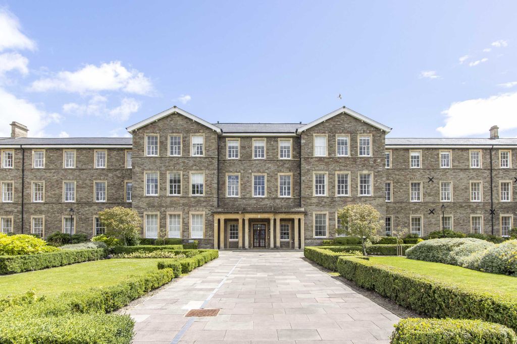 Property photo 2 of 9 11 Muller House Fs1