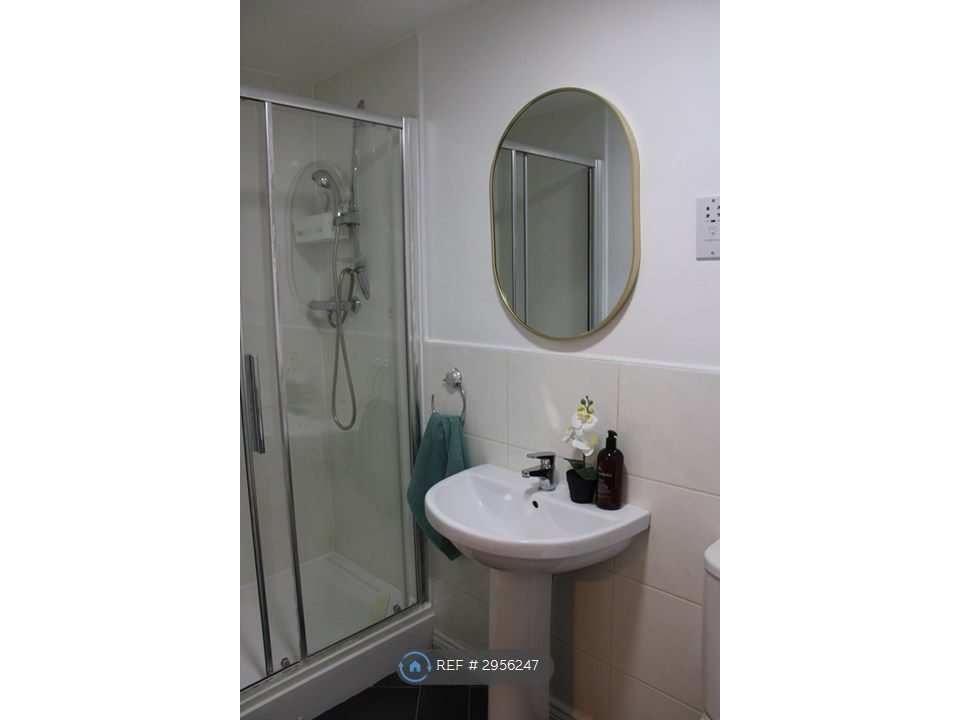 Property photo 3 of 13 Azure Suite Bathroom