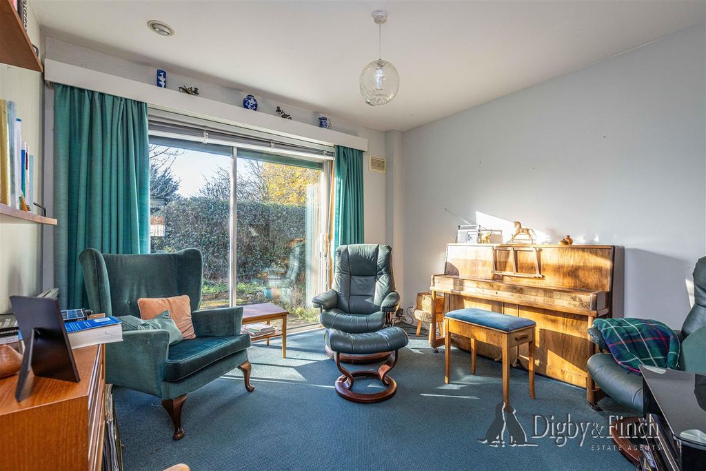 Property photo 3 of 23 Dining / Day Room