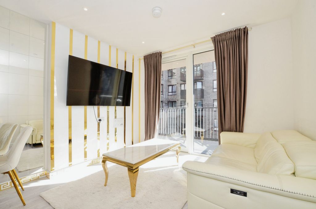 Property photo 2 of 16 Open Plan Living