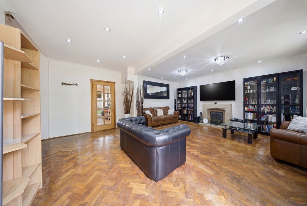 Property photo 3 of 27