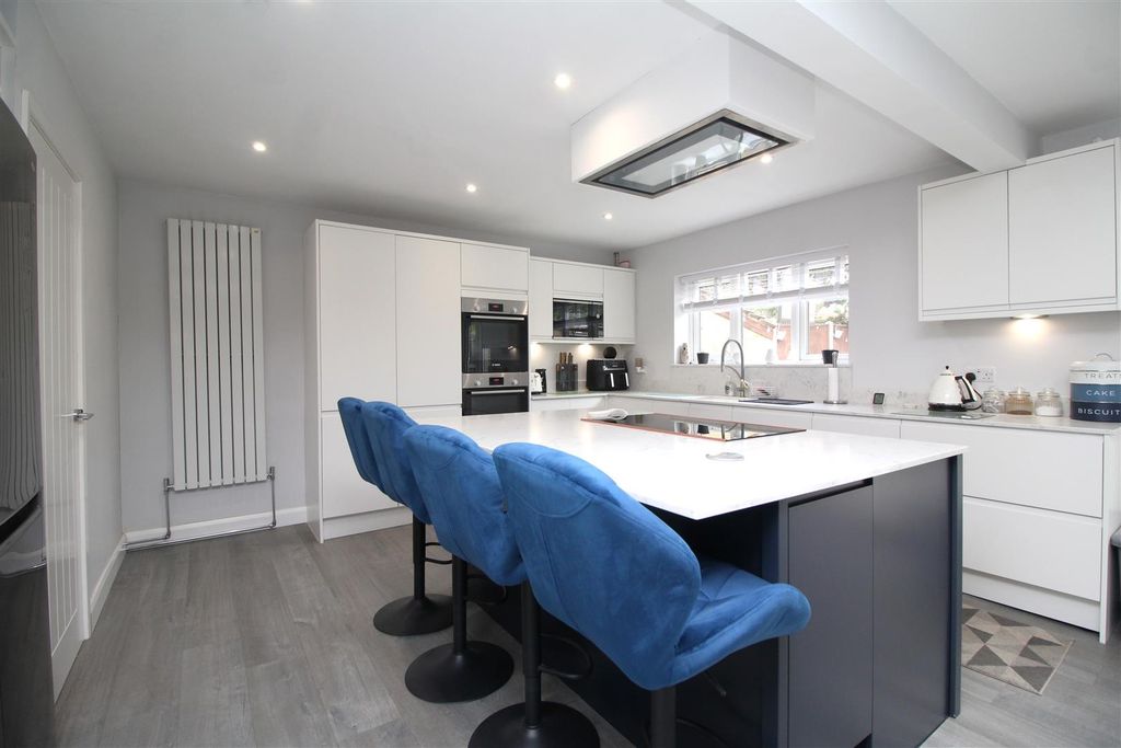 Property photo 3 of 17 Kitchen 4.Jpg