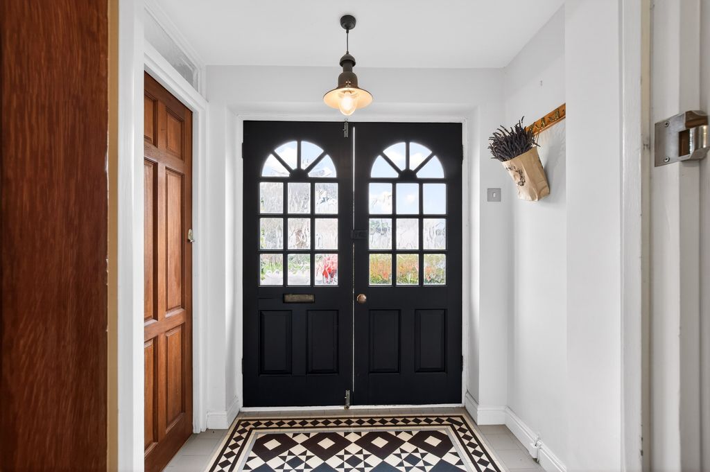 Property photo 2 of 20 Entrance