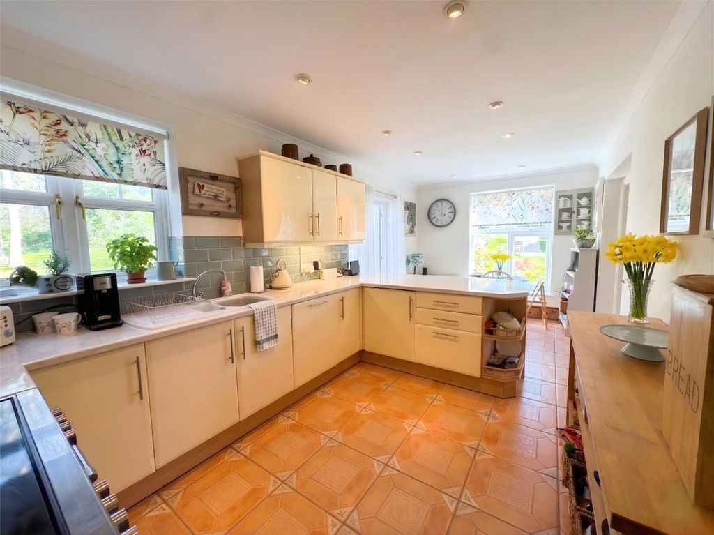 Property photo 3 of 11 Kitchen