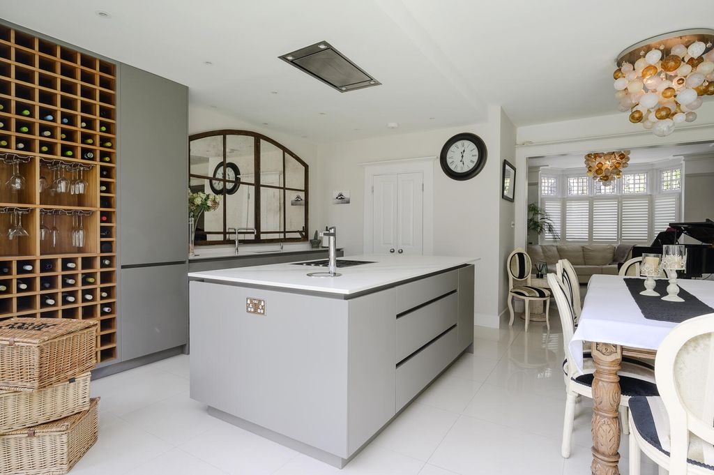 Property photo 3 of 19 Kitchen