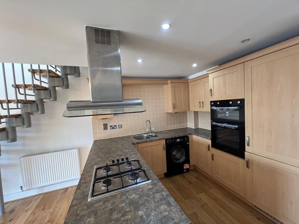 Property photo 3 of 12 Kitchen