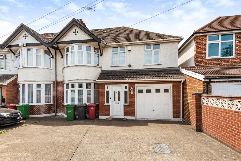 4 bed semi-detached house to rent Langley
