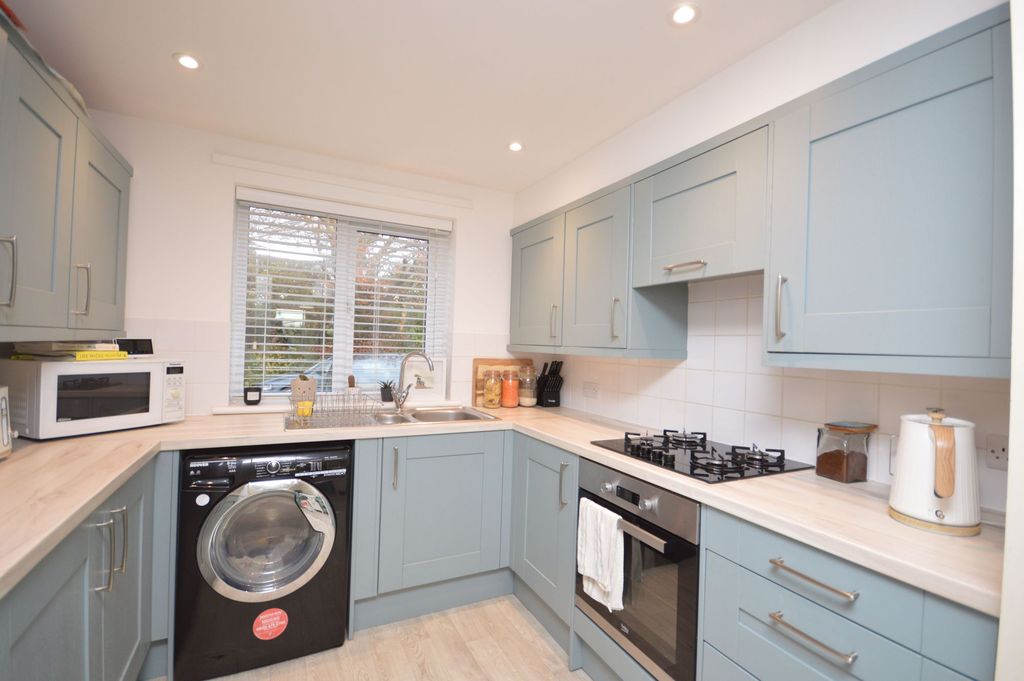 Property photo 2 of 10 Kitchen