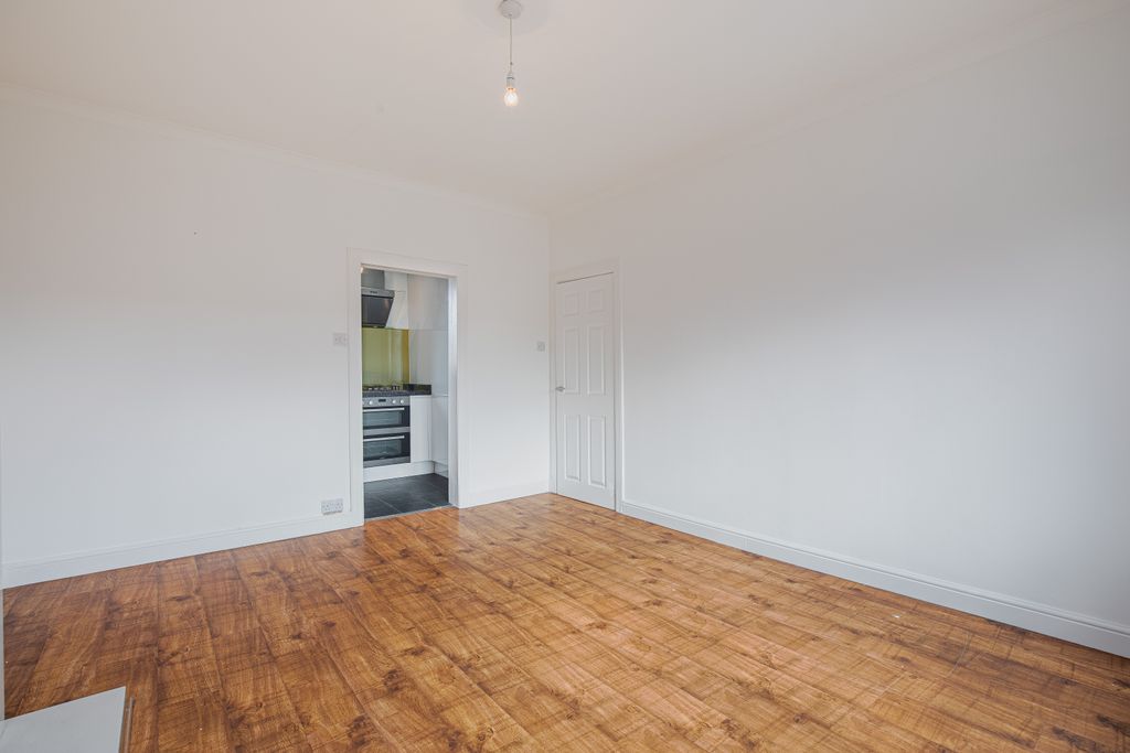 Property photo 3 of 14 Living2