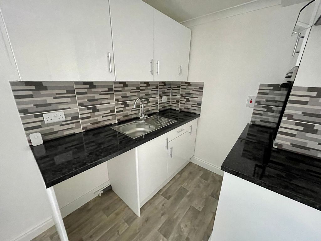 Property photo 2 of 7 Kitchen