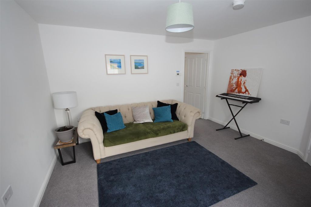 Property photo 3 of 16 Living Room