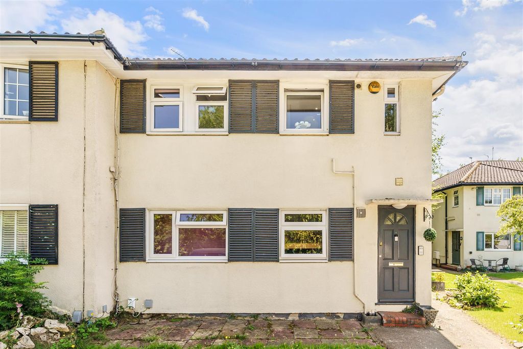 Property photo 1 of 12 Cheviot Close, 4 (3).Jpg