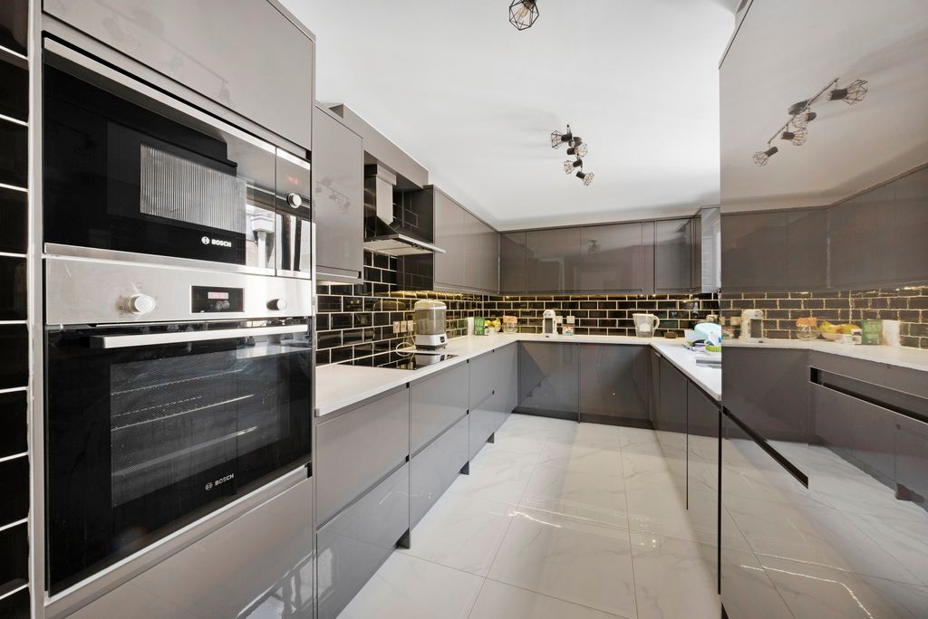 Property photo 2 of 10 Kitchen