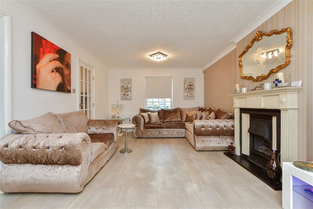 Property photo 3 of 13 Lounge