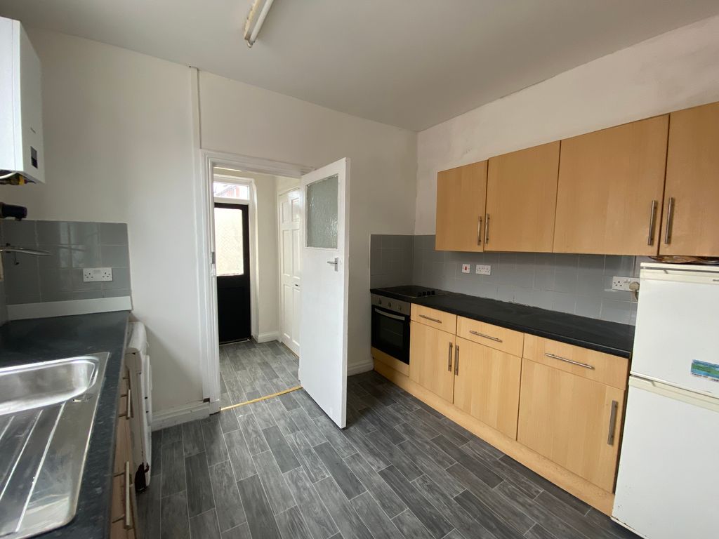 Property photo 3 of 12 Kitchen
