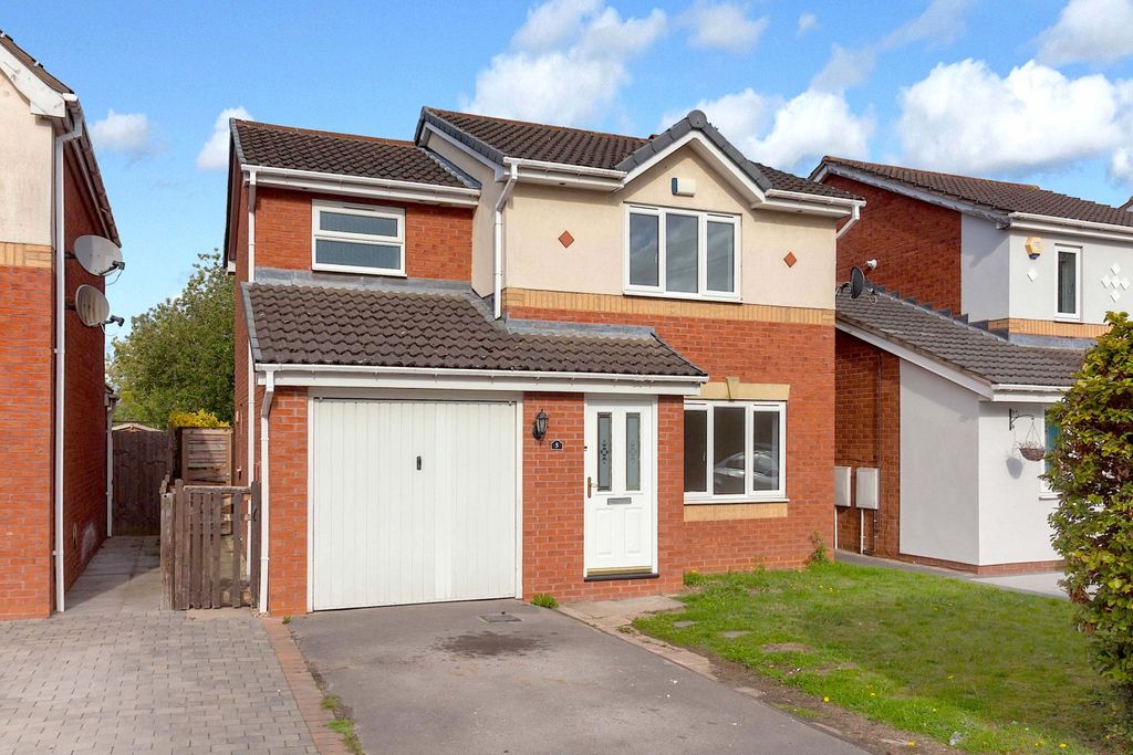 Property photo 1 of 17 Severn Green - Front