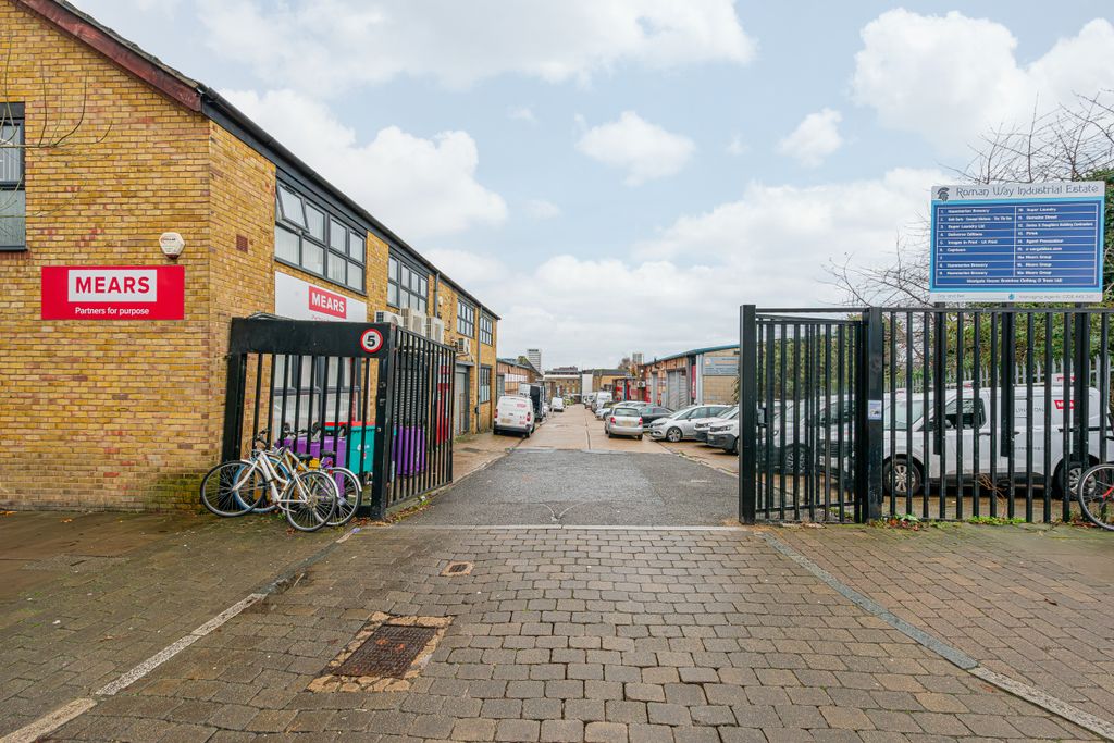 Property photo 2 of 12 Roman Way Industrial Estate, Unit 15-010