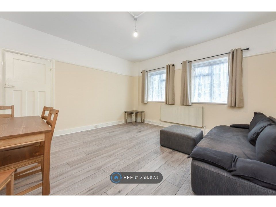 Property photo 1 of 9 Spacious Living Room