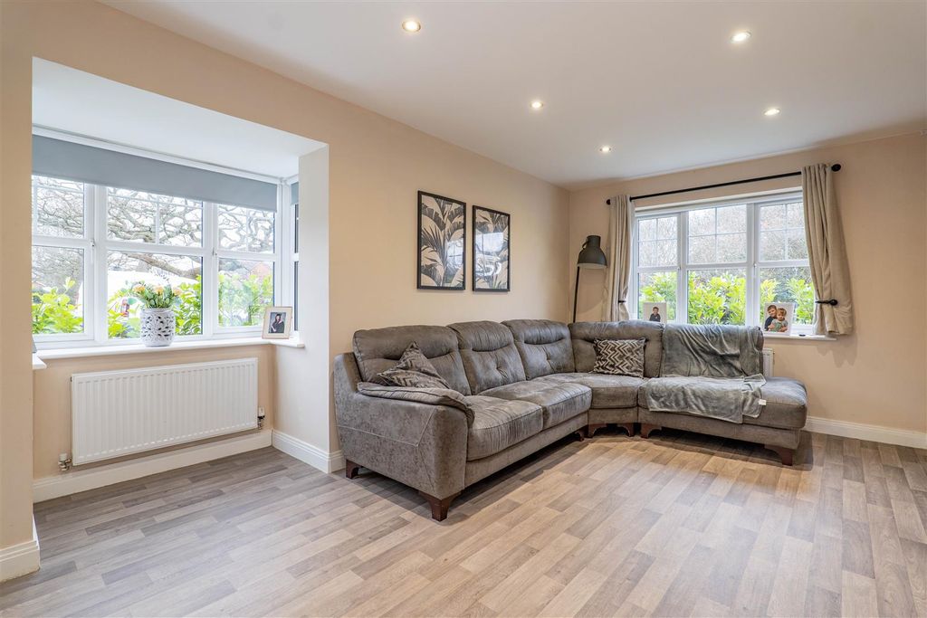 Property photo 2 of 28 Kitchen/Diner/Snug