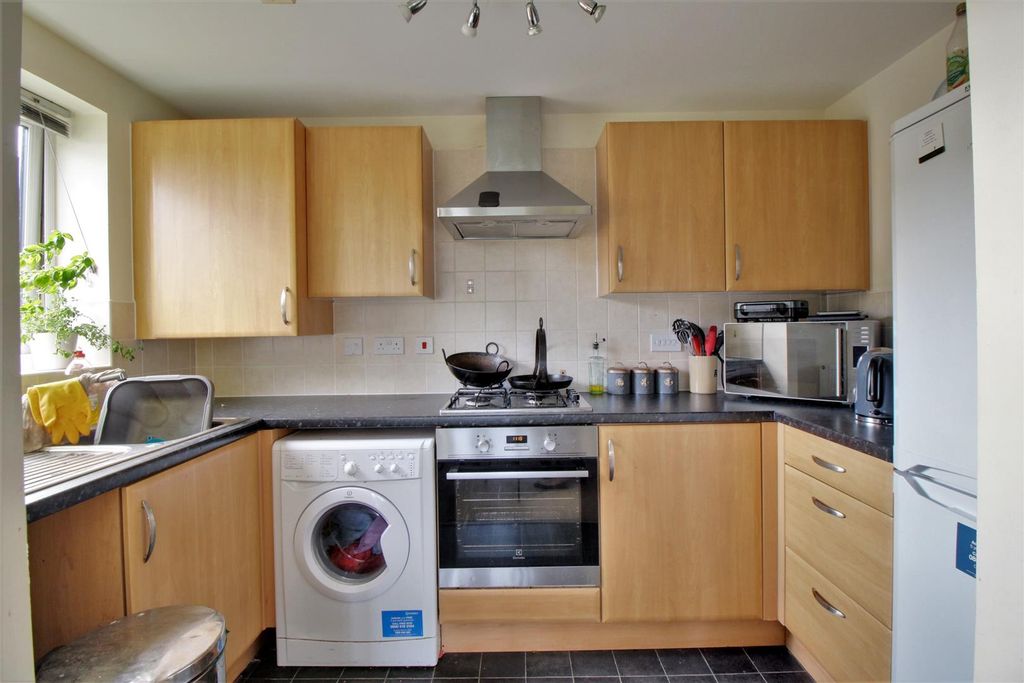 Property photo 3 of 8 Kitchen
