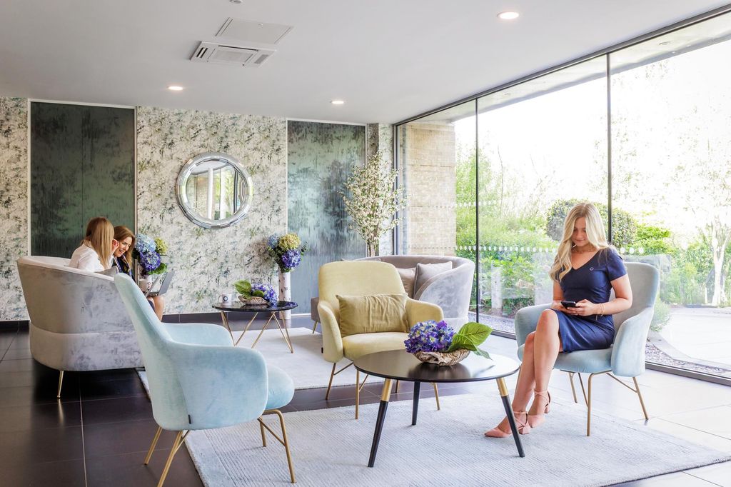 Property photo 3 of 6 Business Lounge