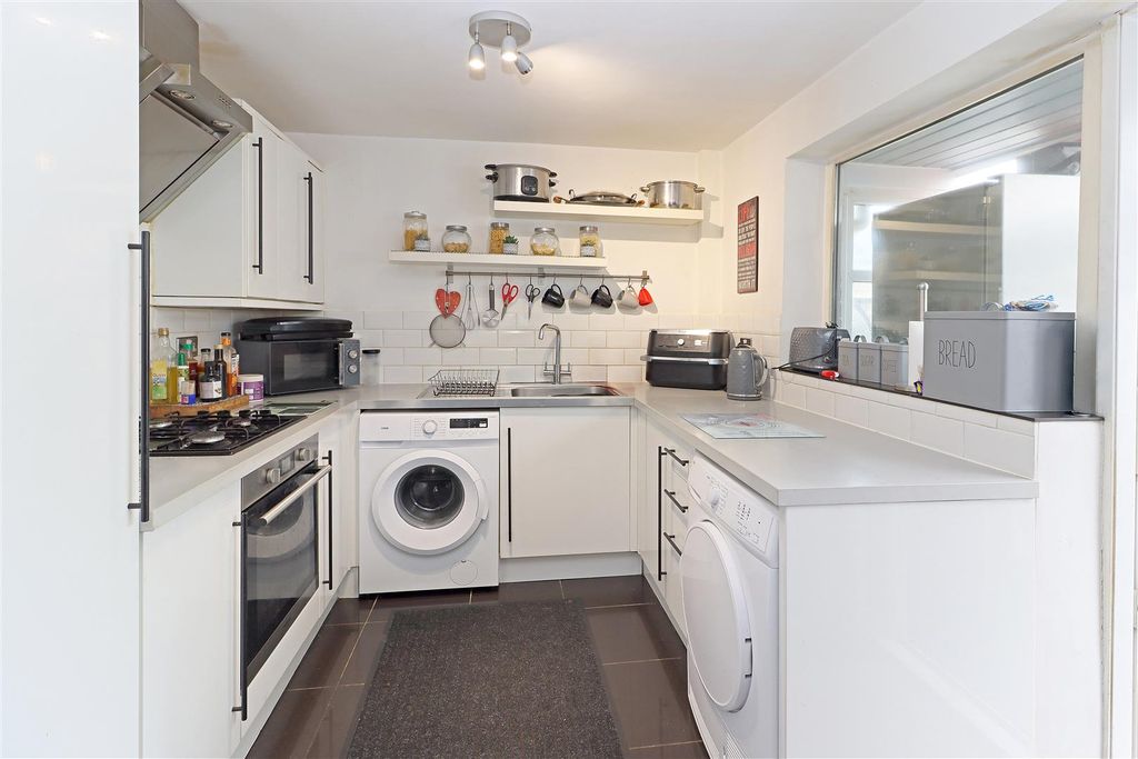 Property photo 3 of 10 Kitchen/ Dining Room