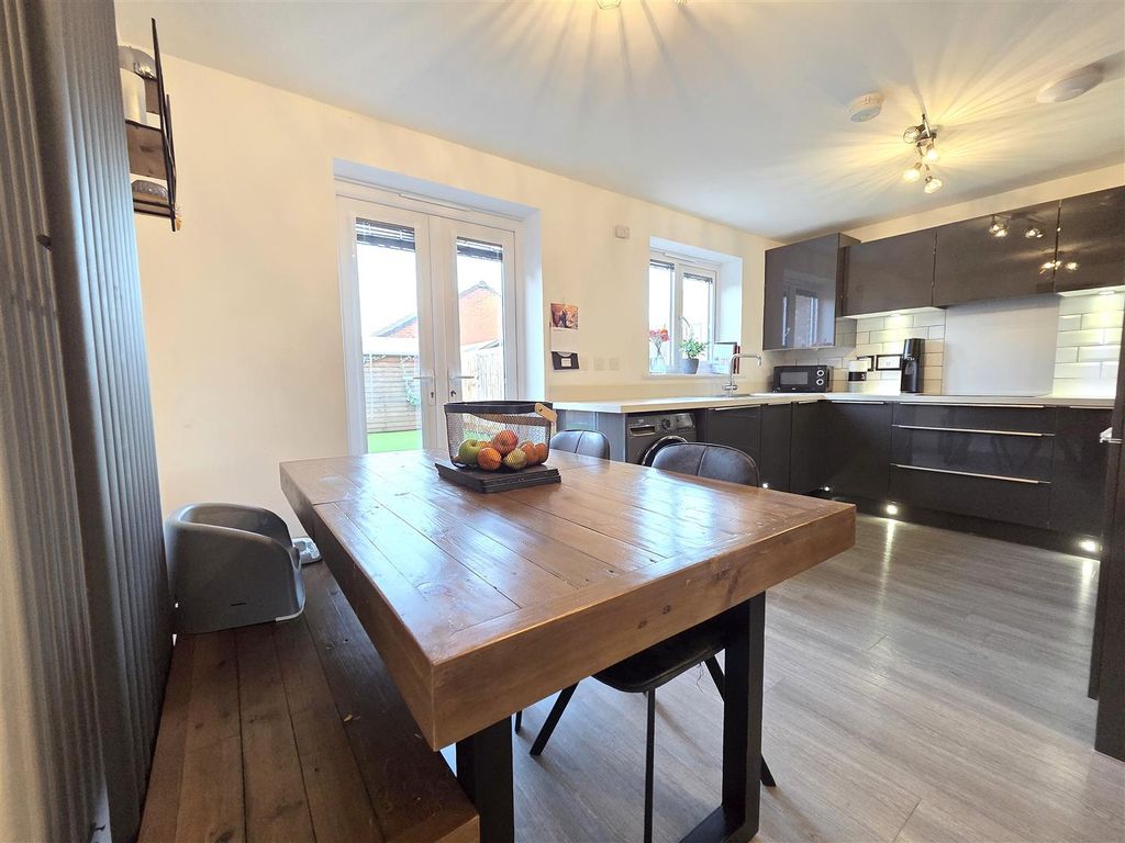 Property photo 3 of 16 Kitchen Diner