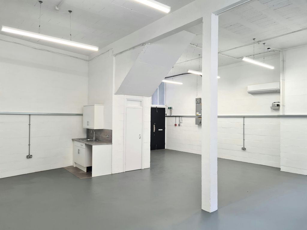 Property photo 3 of 7 Int 2.Jpg