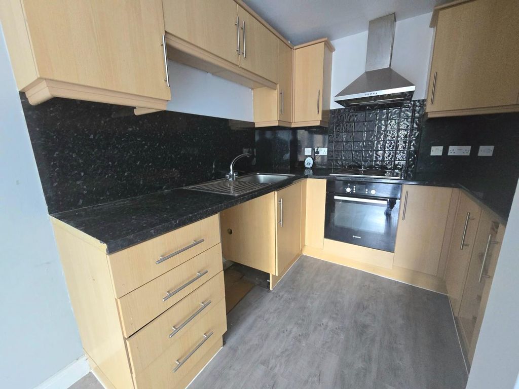 Property photo 3 of 10 Kitchen