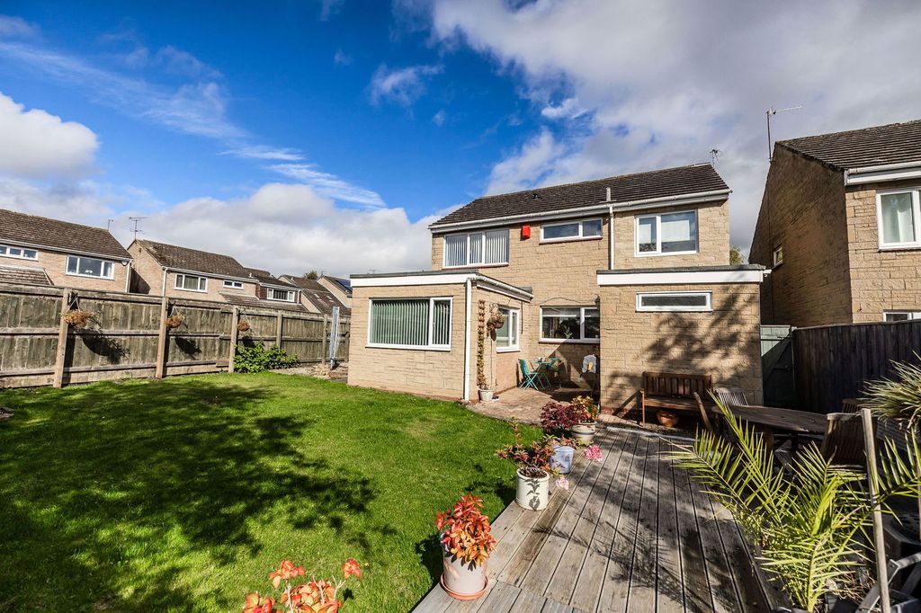 Property photo 1 of 32