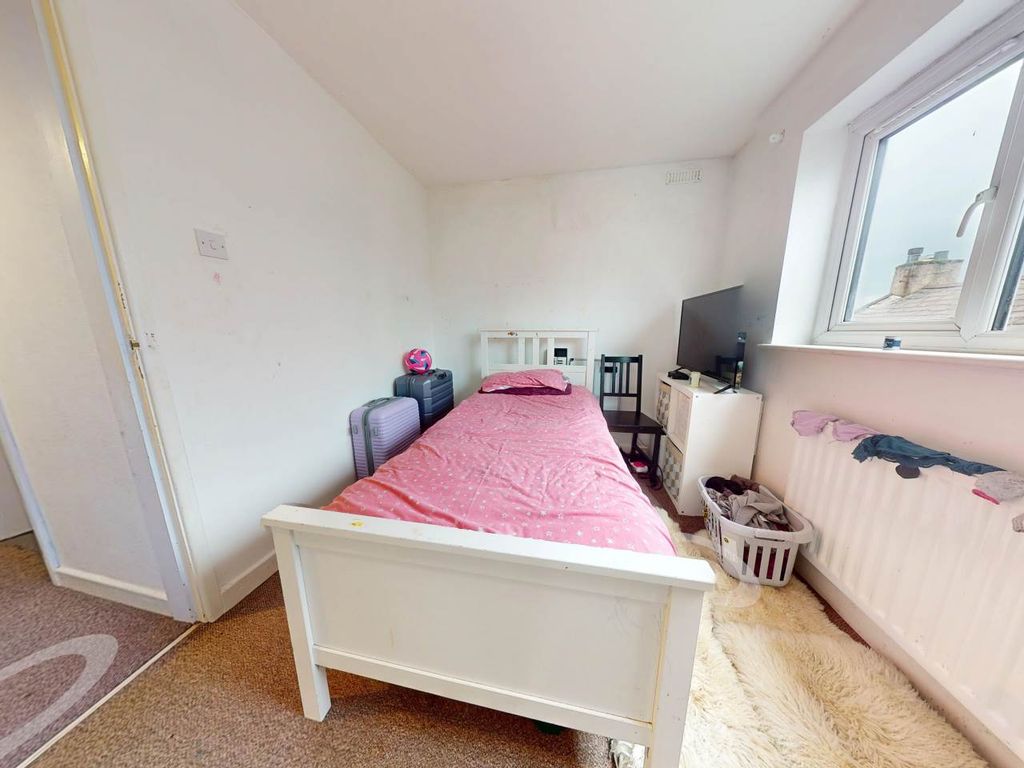 Property photo 3 of 7 10-St-Helens-12102025_101343