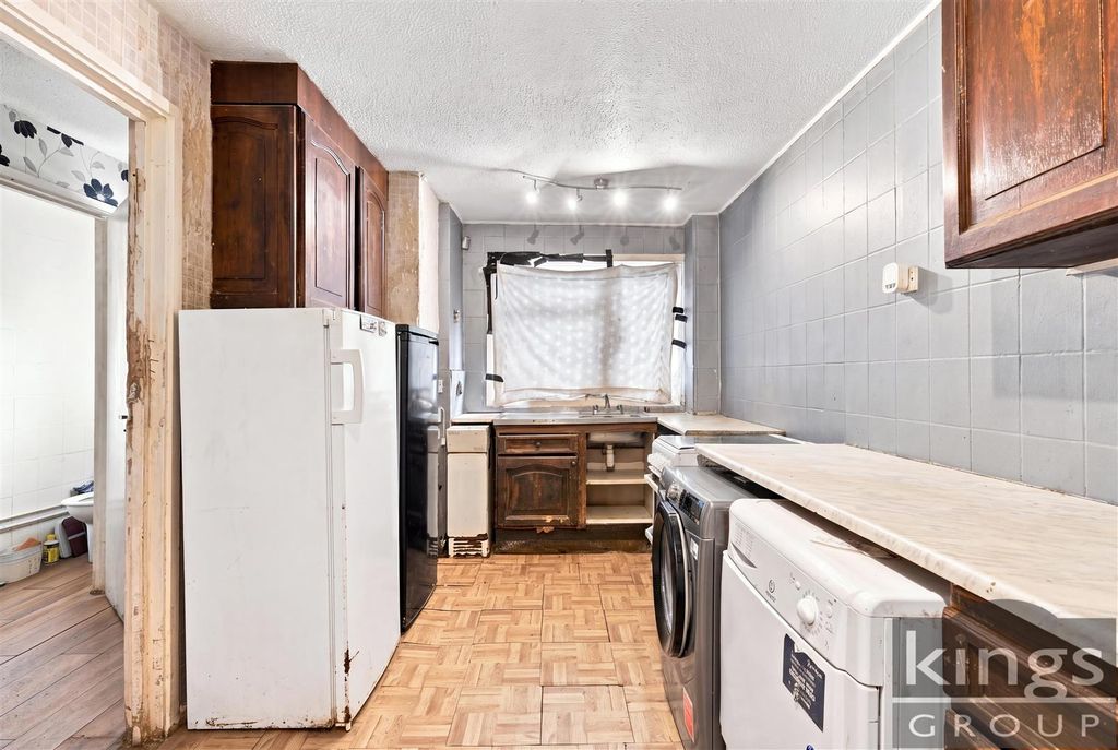 Property photo 3 of 17 Kitchen