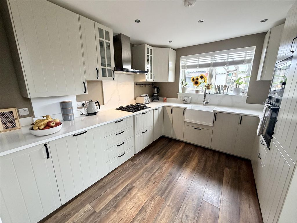 Property photo 3 of 19 Kitchen