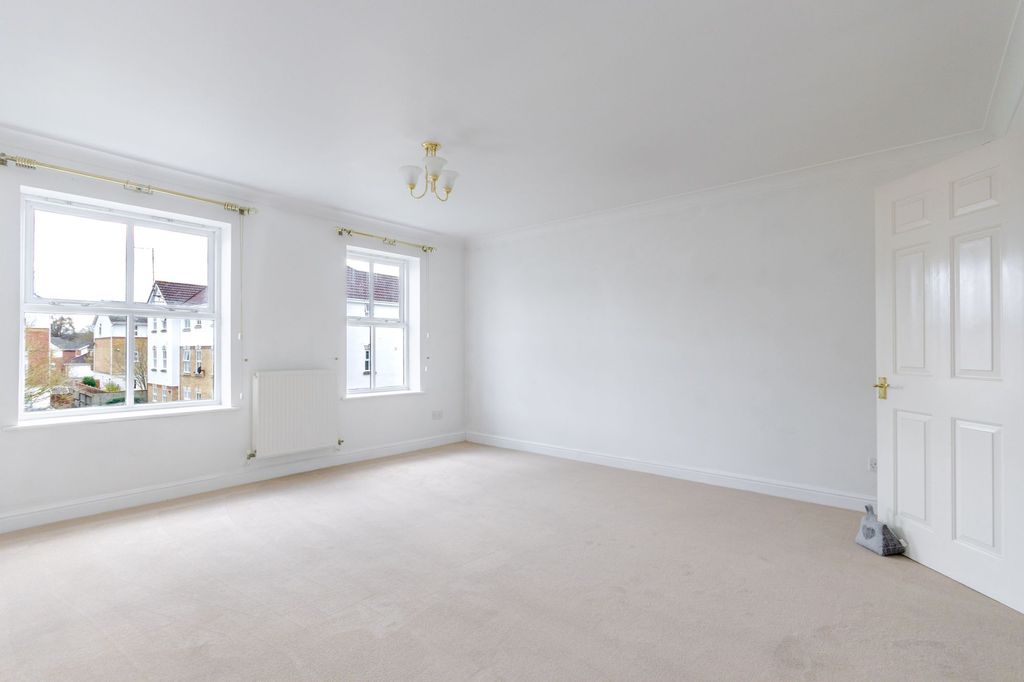 Property photo 3 of 10 Living 2