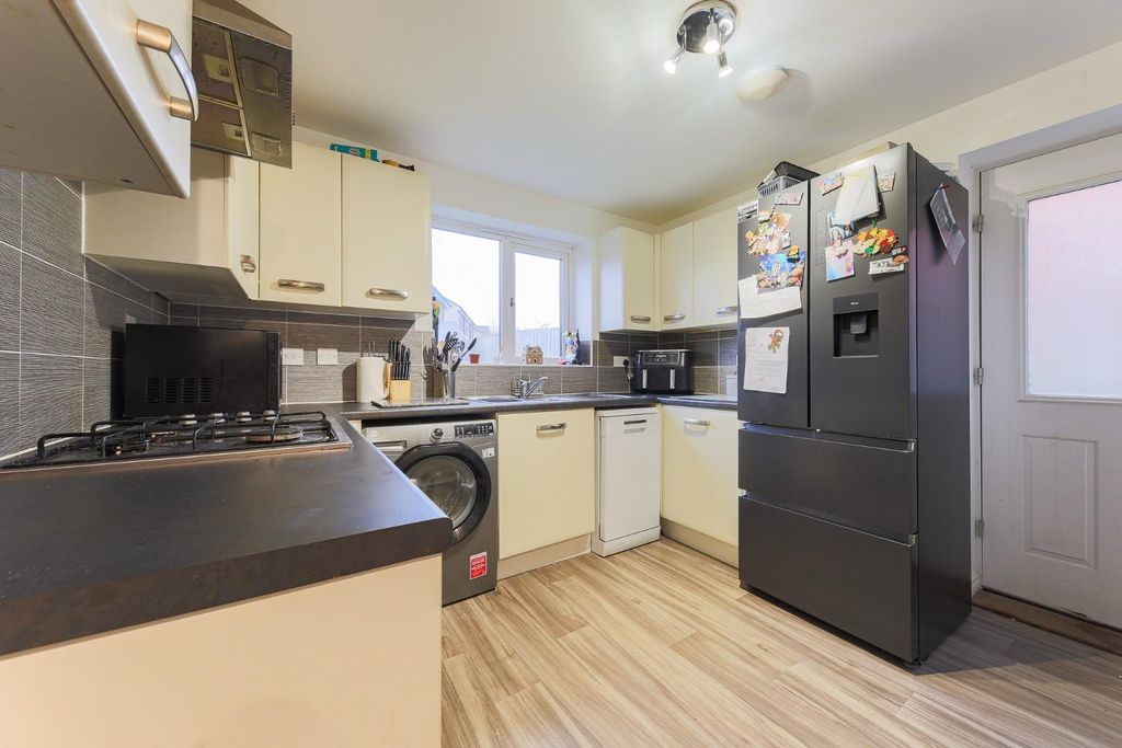 Property photo 3 of 16 Kitchen