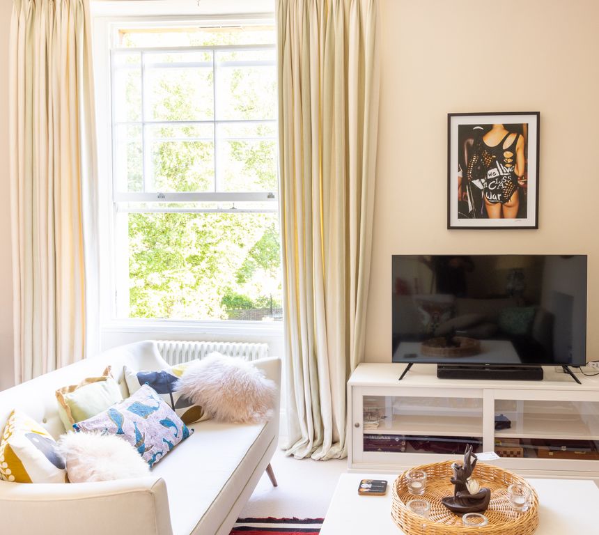 Property photo 1 of 6 Living Room