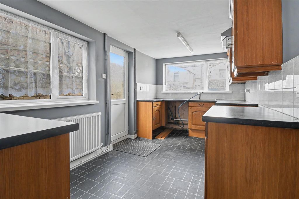 Property photo 3 of 7 Kitchen