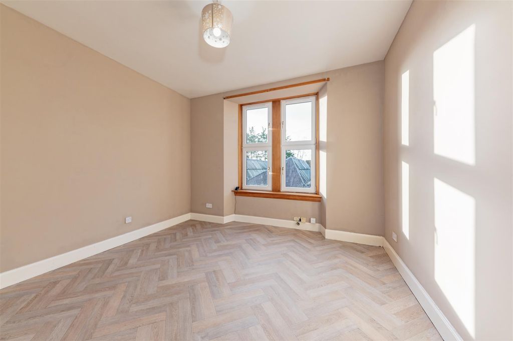 Property photo 2 of 10 1L 103 Rosebank Street Dundee-8.Jpg